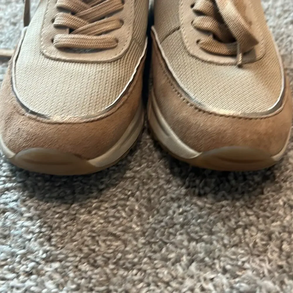 New Naturalizer Sarina beige tennis shoes sneakers Size 5‎ Gold -insole missing.